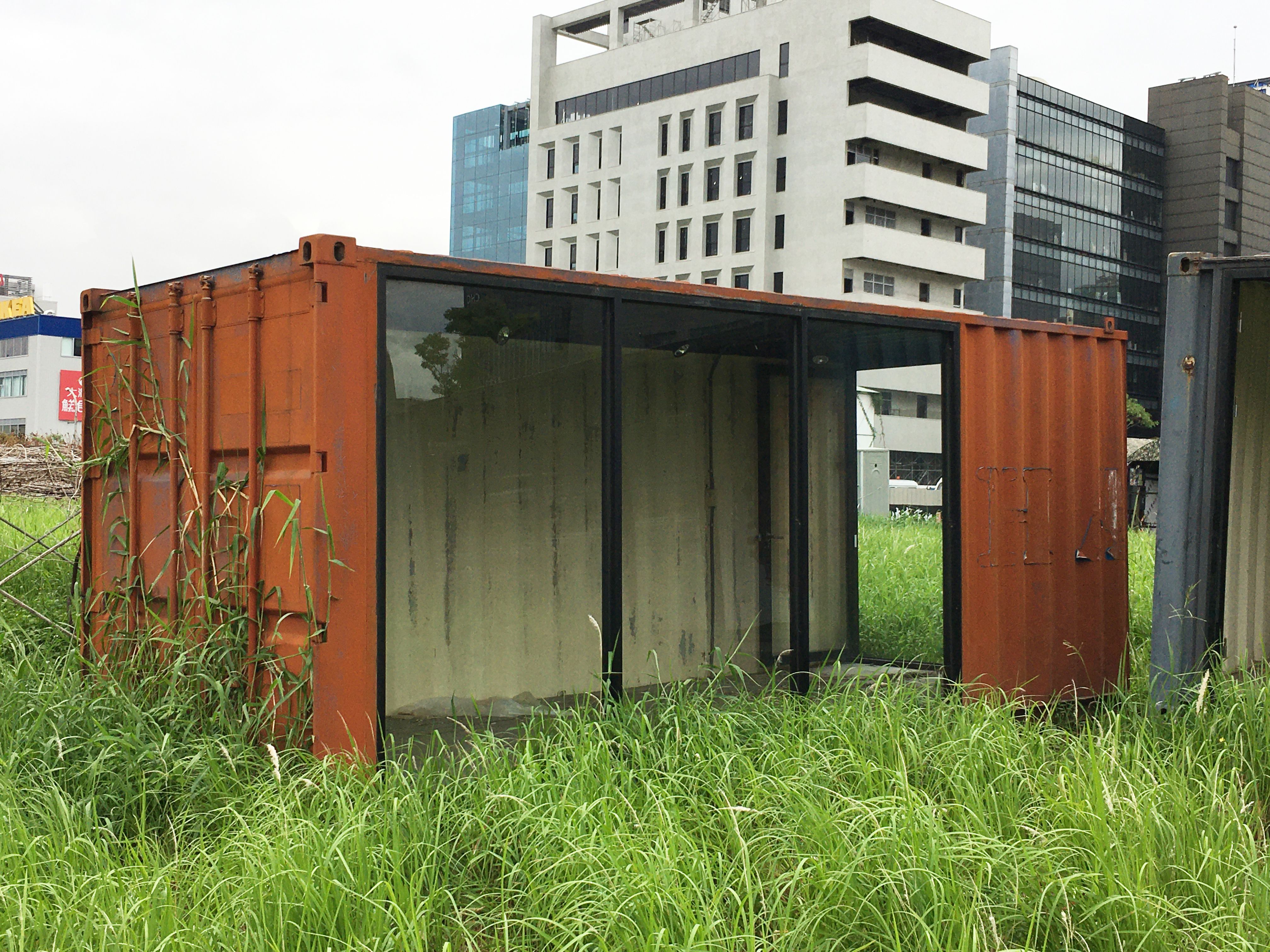 cover abandoned cargo box neihu