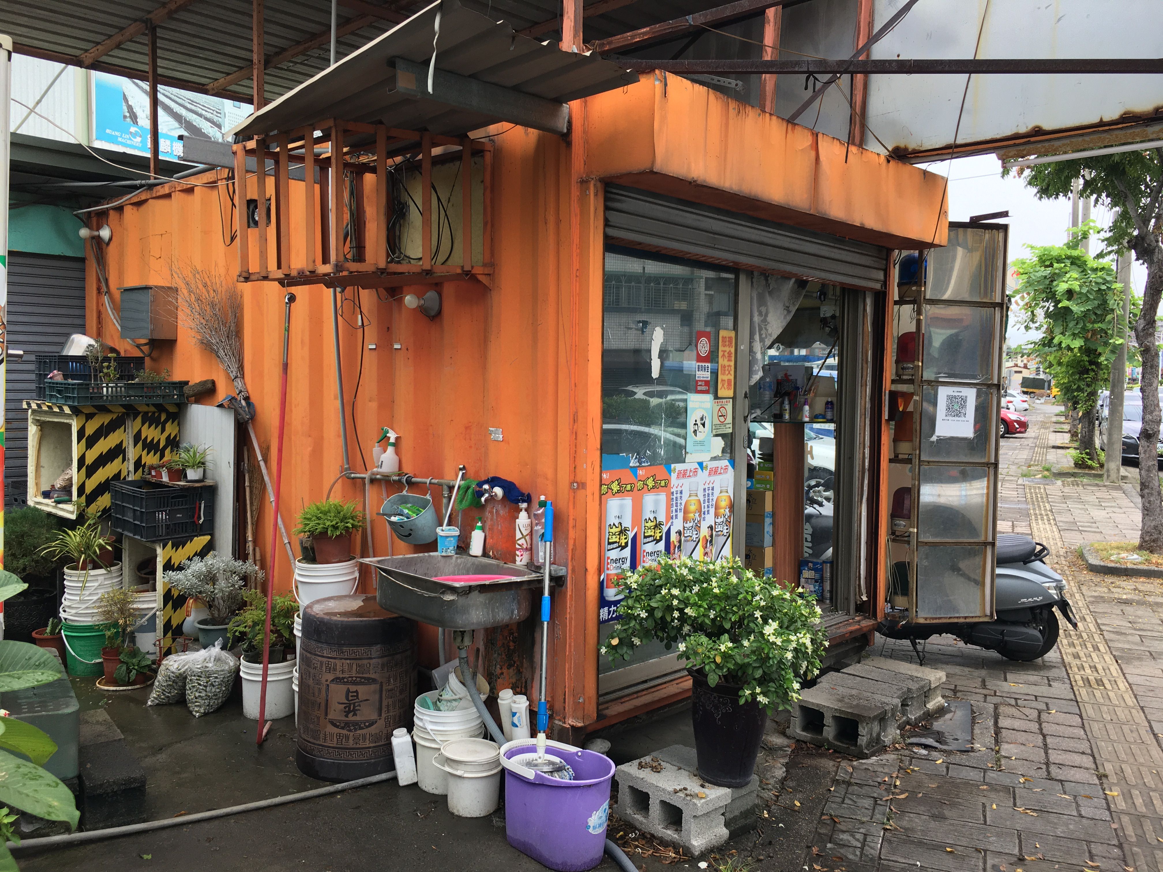 binlung shop on cinder blocks